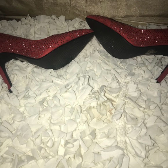 Red pumps - Picture 2 of 4